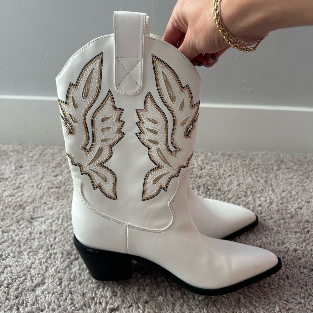 Lulu's White and Gold Heeled
Cowboy Boots - Picture 2 of 4